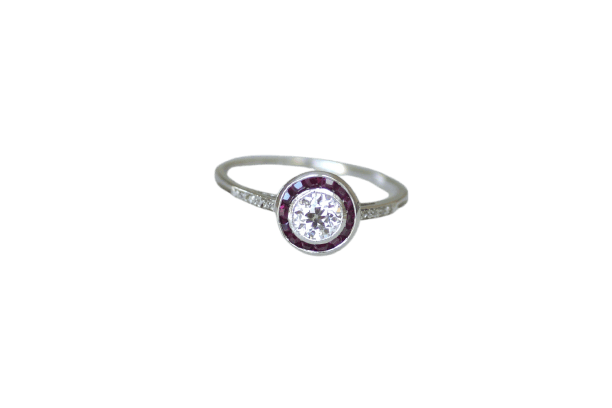 Bague 54 Art déco - Bague cible en or blanc, platine, diamants et rubis 58 Facettes