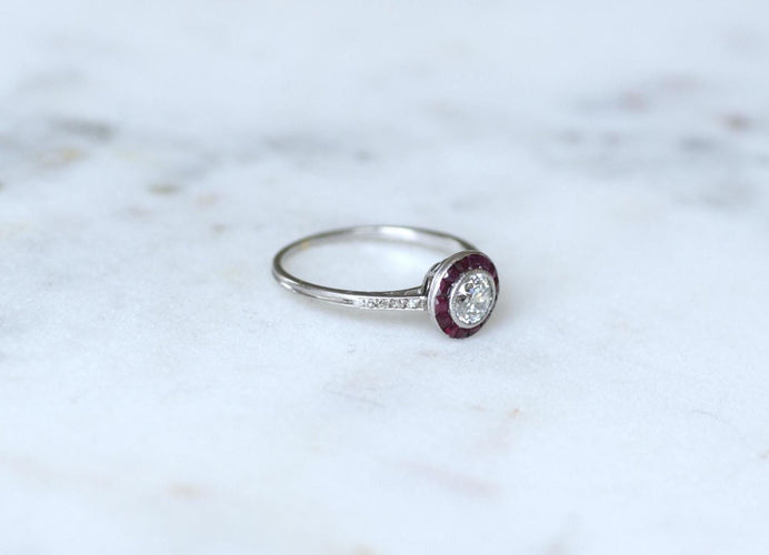 Bague 54 Art déco - Bague cible en or blanc, platine, diamants et rubis 58 Facettes