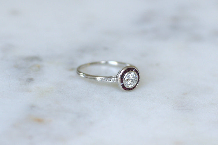 Bague 54 Art déco - Bague cible en or blanc, platine, diamants et rubis 58 Facettes