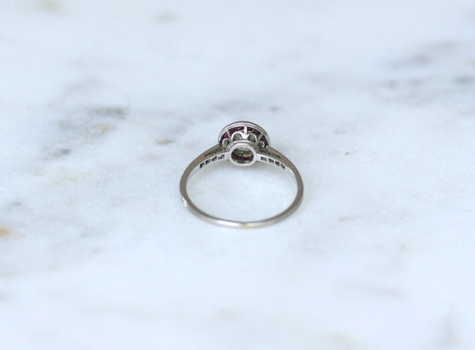 Bague 54 Art déco - Bague cible en or blanc, platine, diamants et rubis 58 Facettes