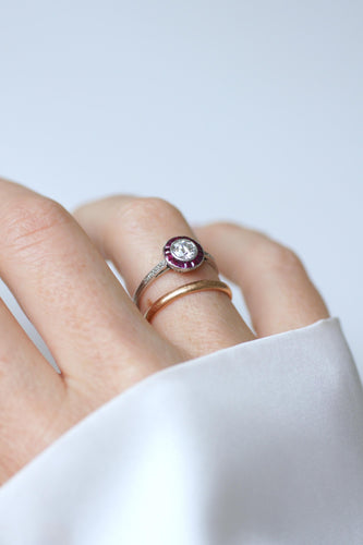 Bague 54 Art déco - Bague cible en or blanc, platine, diamants et rubis 58 Facettes