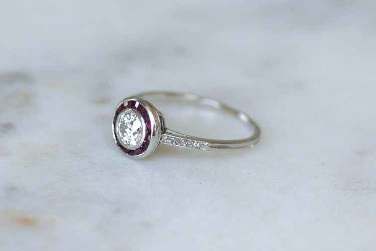 Bague 54 Art déco - Bague cible en or blanc, platine, diamants et rubis 58 Facettes