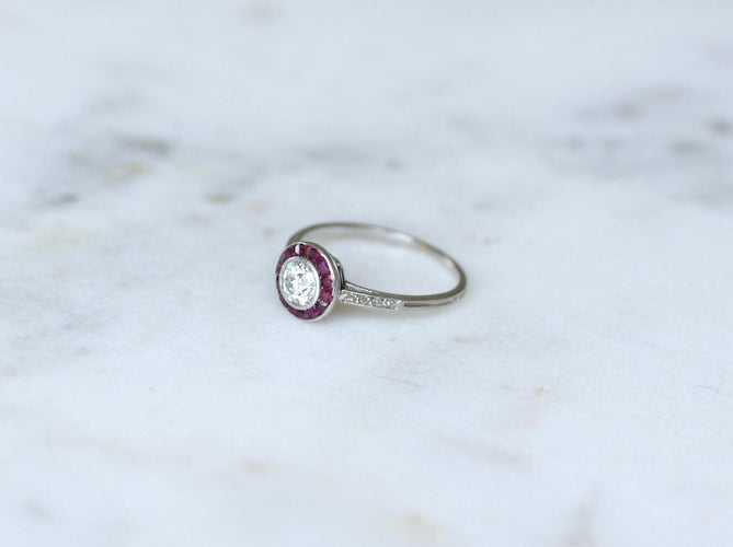 Bague 54 Art déco - Bague cible en or blanc, platine, diamants et rubis 58 Facettes