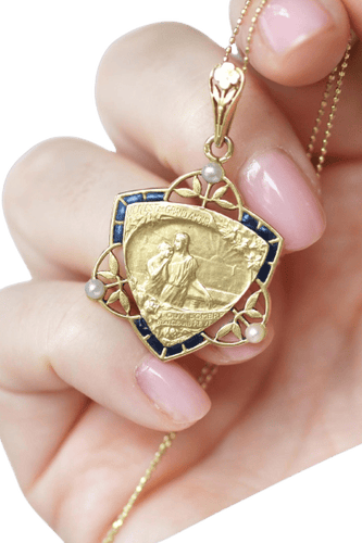 Pendentif Art Nouveau - Médaille Edmond de Rostand en or jaune, émail et perles 58 Facettes