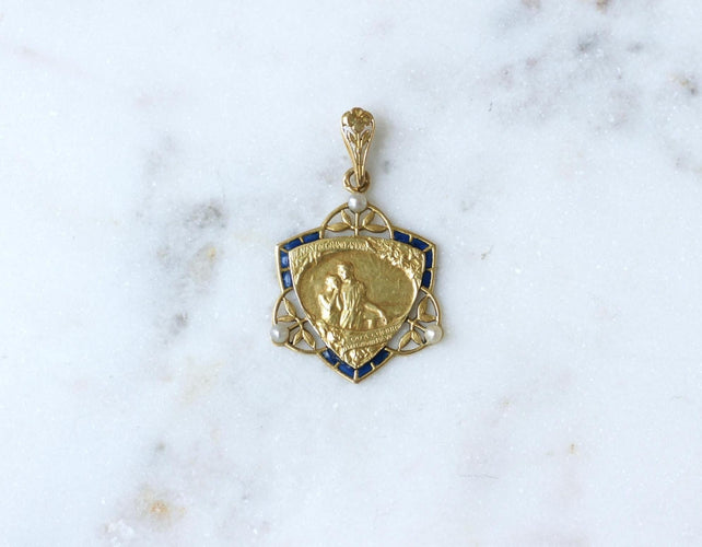 Pendentif Émile Monier - Médaille Art nouveau en or jaune, émail et perles 58 Facettes