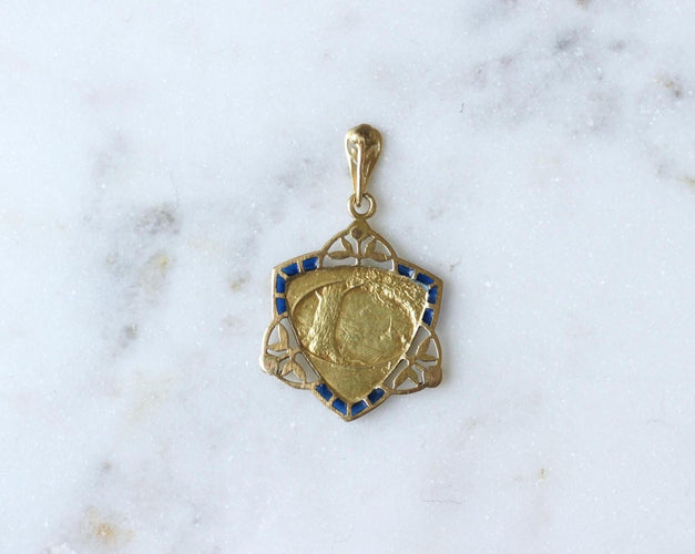 Pendentif Émile Monier - Médaille Art nouveau en or jaune, émail et perles 58 Facettes
