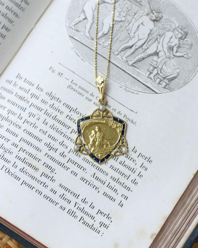 Pendentif Art Nouveau - Médaille Edmond de Rostand en or jaune, émail et perles 58 Facettes