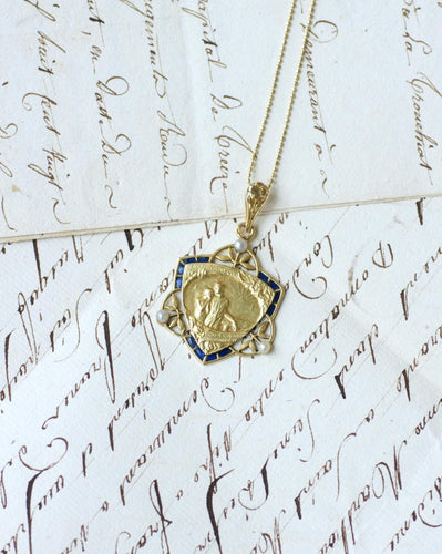 Pendentif Art Nouveau - Médaille Edmond de Rostand en or jaune, émail et perles 58 Facettes