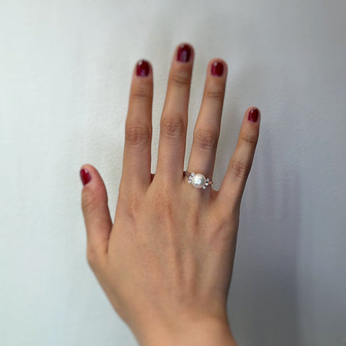 Bague 53.5 Bague en or blanc, perle et diamants 58 Facettes 260031SP