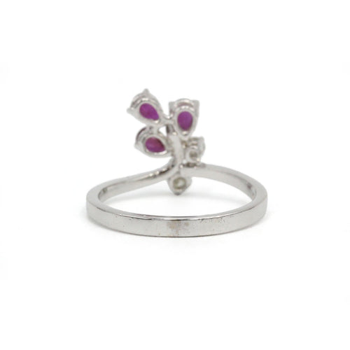 Bague 53 Bague en or blanc, diamants et rubis 58 Facettes 260032SP