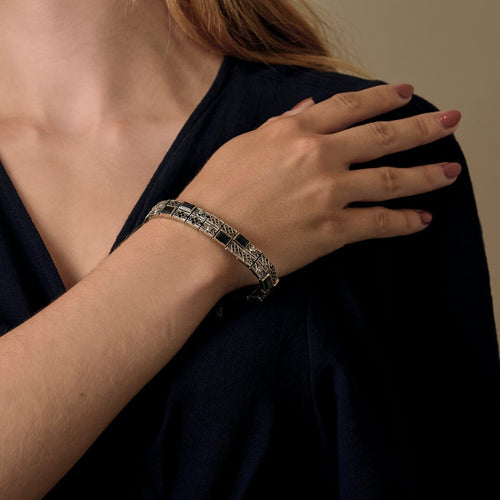 Bracelet Bracelet articulé en or blanc, diamants et saphirs de synthèse 58 Facettes B260353