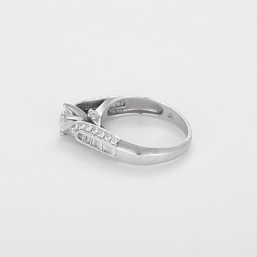 Bague 52 Bague solitaire en or gris, diamant 0,50 ct et petits diamants 58 Facettes B260255