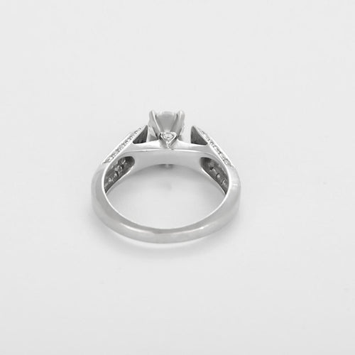 Bague 52 Bague solitaire en or gris, diamant 0,50 ct et petits diamants 58 Facettes B260255