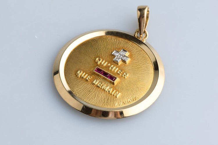 Pendentif A. Augis - Pendentif en or jaune 18K, rubis et diamants 58 Facettes MEDAMDRCC1479-107