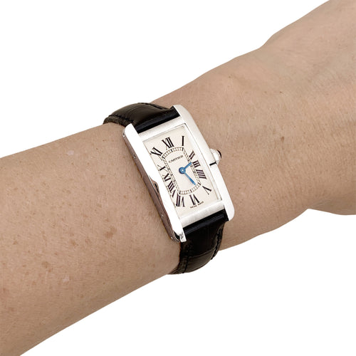 Montre Cartier Tank Américaine - Montre en acier et cuir 58 Facettes 35757