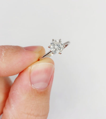 Bague 51 Bague solitaire vintage en or blanc 14k et diamant 58 Facettes A07446