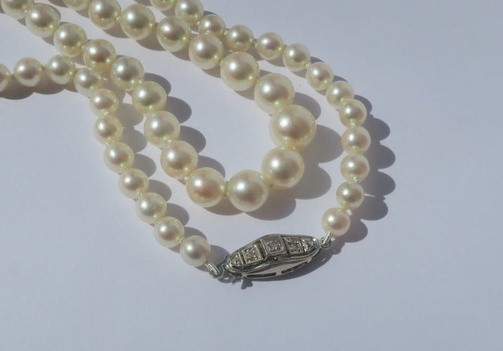 Collier Collier en perles de culture Akoya, or blanc et diamants 58 Facettes Collier