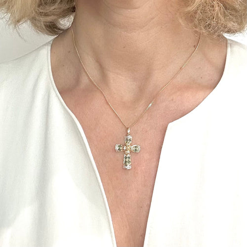 Pendentif Pendentif croix en or jaune, émeraudes et diamants 58 Facettes Z15B51843