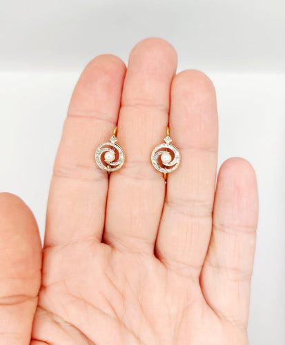 Boucles d'oreilles Dormeuses tourbillon en or 18K, perles et diamants taille rose 58 Facettes A06494