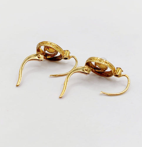 Boucles d'oreilles Dormeuses tourbillon en or 18K, perles et diamants taille rose 58 Facettes A06494