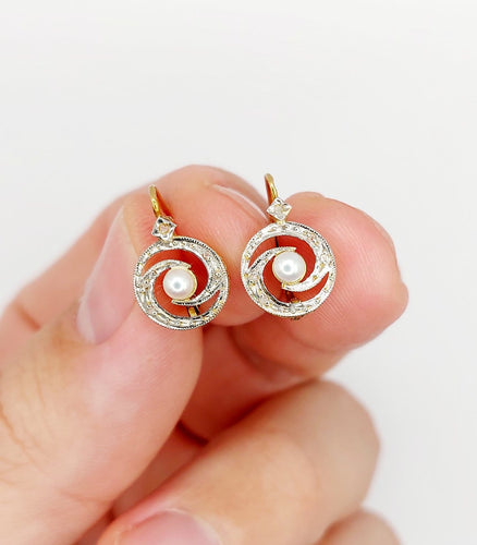 Boucles d'oreilles Dormeuses tourbillon en or 18K, perles et diamants taille rose 58 Facettes A06494