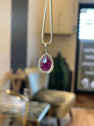 Collier Collier en or jaune avec rubis 6,19 ct et diamants 58 Facettes Collier