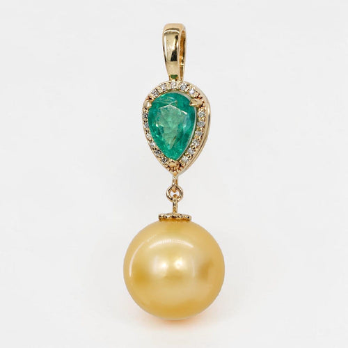 Pendentif Golden Grace - Pendentif en or 14 ct, émeraude, diamants et perle 58 Facettes P002