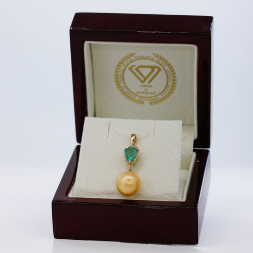 Pendentif Golden Grace - Pendentif en or 14 ct, émeraude, diamants et perle 58 Facettes P002