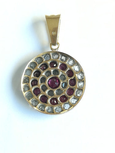 Pendentif Pendentif ancien en or jaune, argent, rubis et diamants 58 Facettes 00751