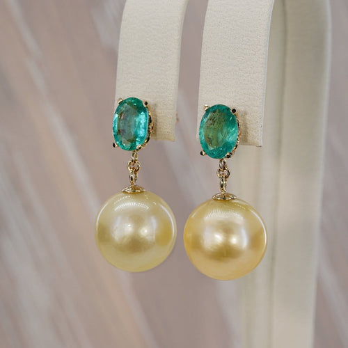 Boucles d'oreilles Boucles d'oreilles en or jaune, émeraudes et perles des mers du Sud 58 Facettes E0027