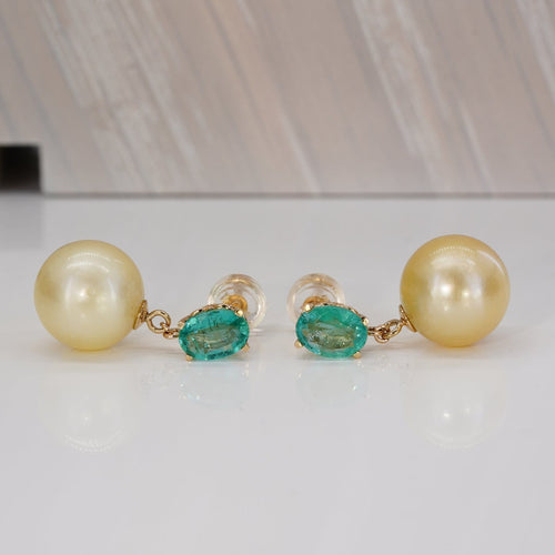 Boucles d'oreilles Boucles d'oreilles en or jaune, émeraudes et perles des mers du Sud 58 Facettes E0027