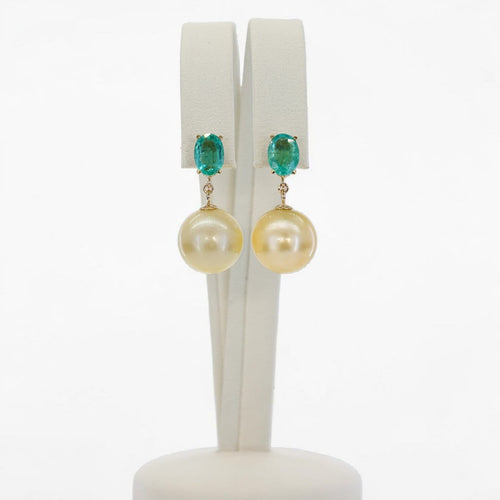 Boucles d'oreilles Boucles d'oreilles en or jaune, émeraudes et perles des mers du Sud 58 Facettes E0027