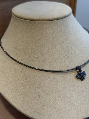 Collier Pomellato - Collier rigide croix en or gris bruni et saphirs 58 Facettes 34200002