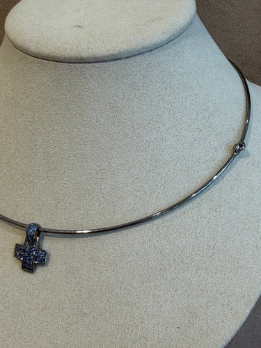 Collier Pomellato - Collier rigide croix en or gris bruni et saphirs 58 Facettes 34200002