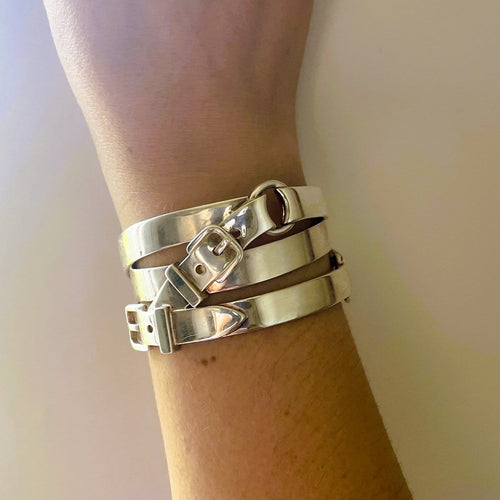 HERMES_Bracelet manchette Débridée en argent_portée.jpeg