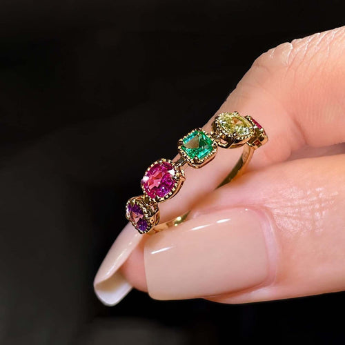 Bague 53 One of A Kind - Bague en or 18K, saphirs et émeraude 58 Facettes GBR1033YG