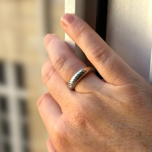 Bague 53 Boucheron - Anneau torsadé en or gris 58 Facettes REF2554CF-322