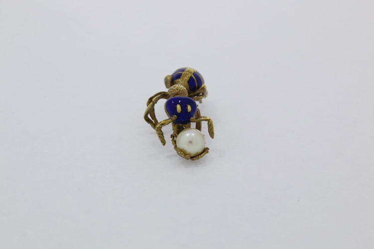 Broche Broche fourmi ancienne en or jaune 18K, émail et perle naturelle 58 Facettes 26051489