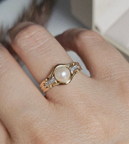 Bague 54 Bague en or jaune avec perle et diamants 58 Facettes 374