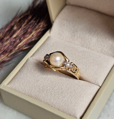 Bague 54 Bague en or jaune avec perle et diamants 58 Facettes 374