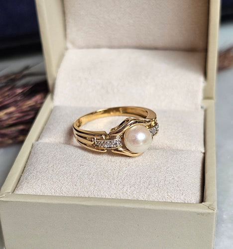 Bague 54 Bague en or jaune avec perle et diamants 58 Facettes 374
