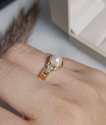 Bague 54 Bague en or jaune avec perle et diamants 58 Facettes 374