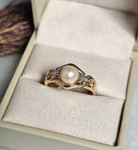 Bague 54 Bague en or jaune avec perle et diamants 58 Facettes 374