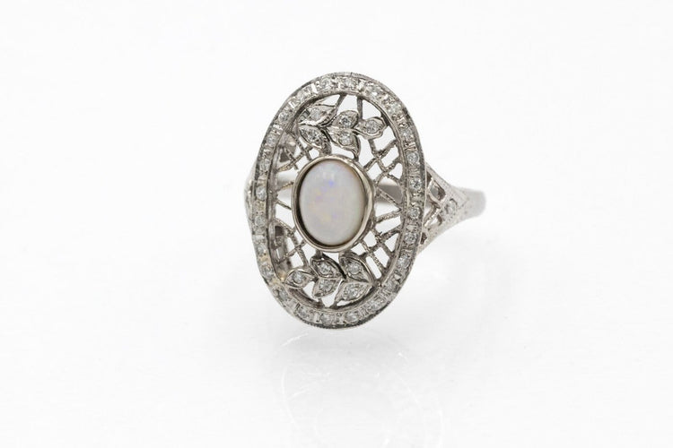 Bague 52 Bague en or blanc avec opale et diamants taille rose 58 Facettes 12399