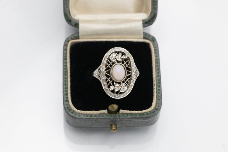 Bague 52 Bague en or blanc avec opale et diamants taille rose 58 Facettes 12399