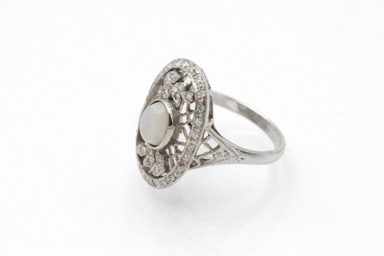 Bague 52 Bague en or blanc avec opale et diamants taille rose 58 Facettes 12399