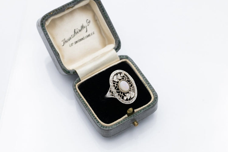 Bague 52 Bague en or blanc avec opale et diamants taille rose 58 Facettes 12399