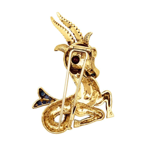 Boucles d'oreilles Capricorne - Broche-clip en or jaune, rubis et saphirs 58 Facettes 35785