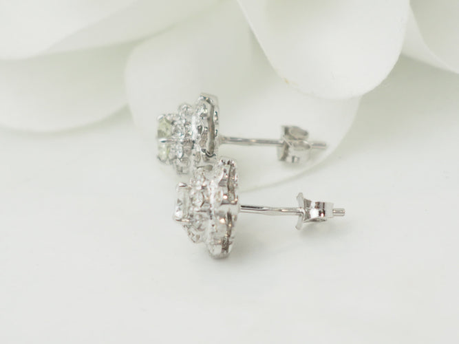 Boucles d'oreilles Puces d'oreilles en or blanc et diamants 58 Facettes 33522
