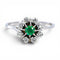 Bague 53 Bague marguerite en or blanc, émeraude et diamants 58 Facettes R007